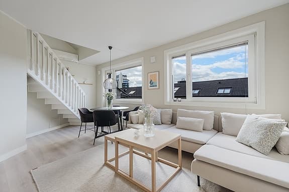 VISNING AVLYST - SOLGT FØR VISNING -Selveier leilighet over 2 plan med 2 soverom, parkering i carport, loftstue, balkong