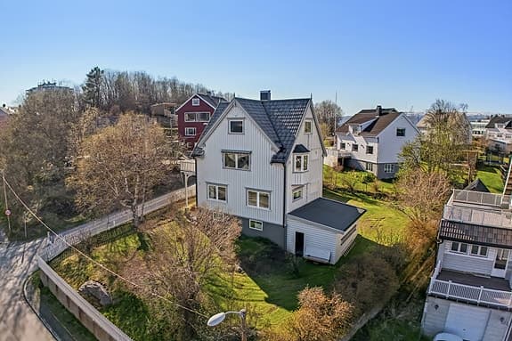 Enebolig over fire plan med utsikt, solrik tomt, garasje, carport - Nytt tak i 2025