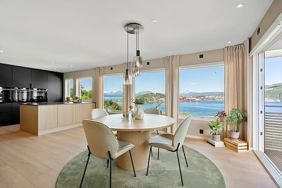 BUD MOTTATT - Moderne og romslig enebolig som er godt renovert - Barnevennlig endetomt i blindgate