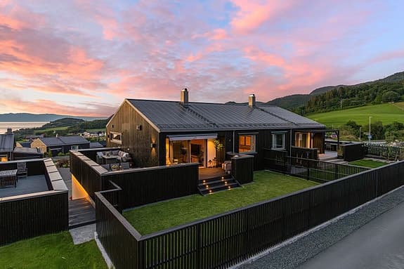 Lekker tomannsbolig med nydelig utsikt mot Trondheimsfjorden | Garasje | Hage | TG0 og TG1 på alt | 20 min til Trondheim