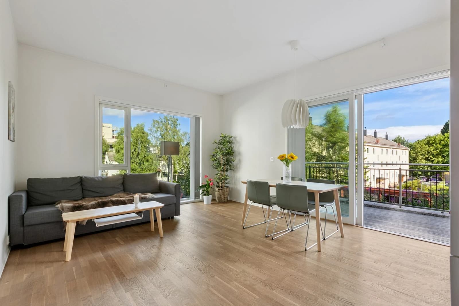 Pen og moderne 2-roms leilighet fra 2017 med hjørnebeliggenhet. Stor terrasse på 15 m². Fjernvarme. Heis. Nært NTNU.