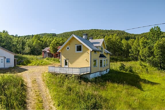 BUD MOTTATT - Landbrukseiendom på 546 dekar i vakre omgivelser - enebolig, garasje, låve og mange muligheter