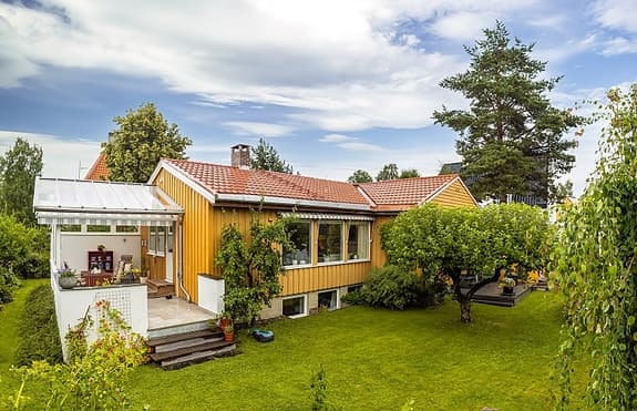 Sentral & velholdt enebolig med parkmessig hage, fine uteplasser & romslig tomt. Godkjent utleiedel, 13.000/mnd. Carport