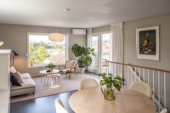 Moderne & oppgradert 1/4-part over 2 plan på 142 m². Utleiedel renovert i 2022. Terrasse & hage. P-plass.
