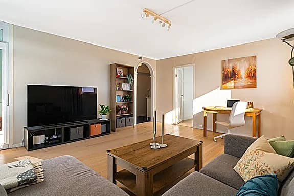 Toppleilighet med innglasset balkong | Parkering |Romslig og gjennomlyst stue| Rikelig med bodplass | Nært buss og marka