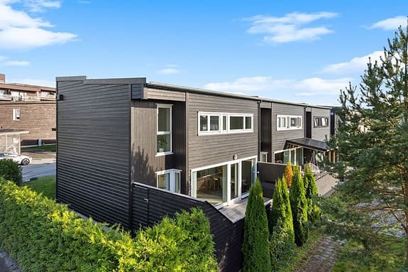 Lyst og moderne enderekkehus med god standard og attraktiv beliggenhet | Carport | Vestvendt terrasse | Vannbåren varme