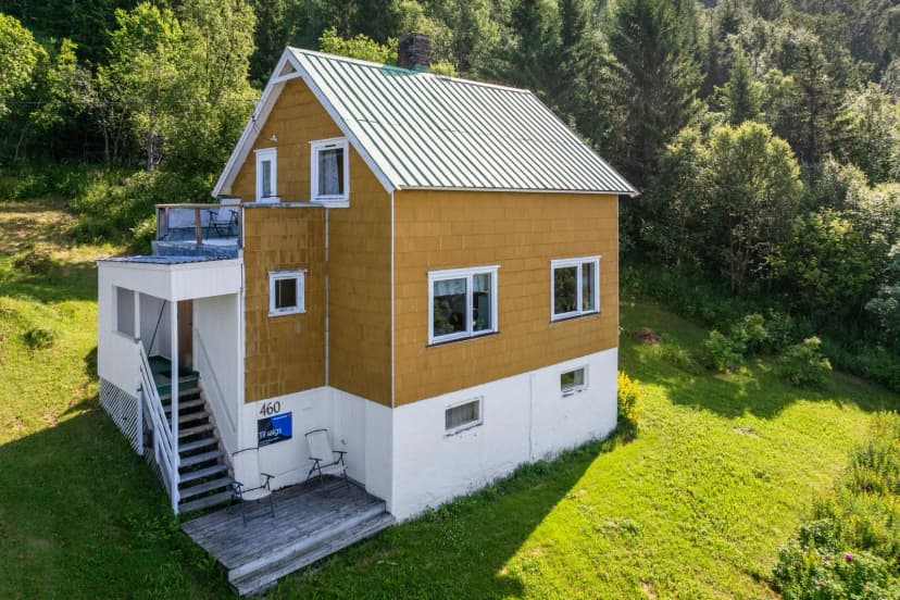 Enebolig i landlige omgivelser og nærhet til sjøen. Nydelig utsikt!