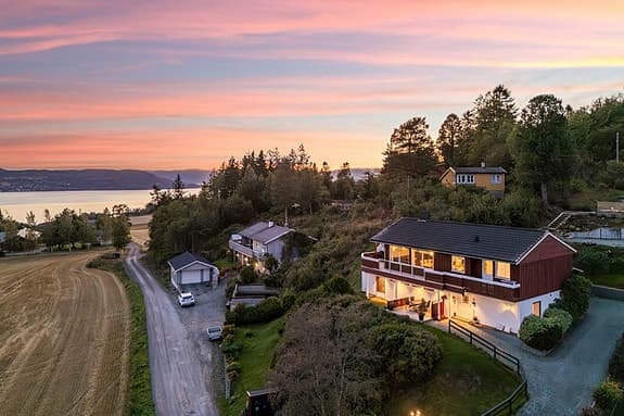 Pen enebolig på et høydedrag med flott utsikt mot Gaulosen | Garasje med elbillader | Solrikt | Ca. 20 min til Trondheim