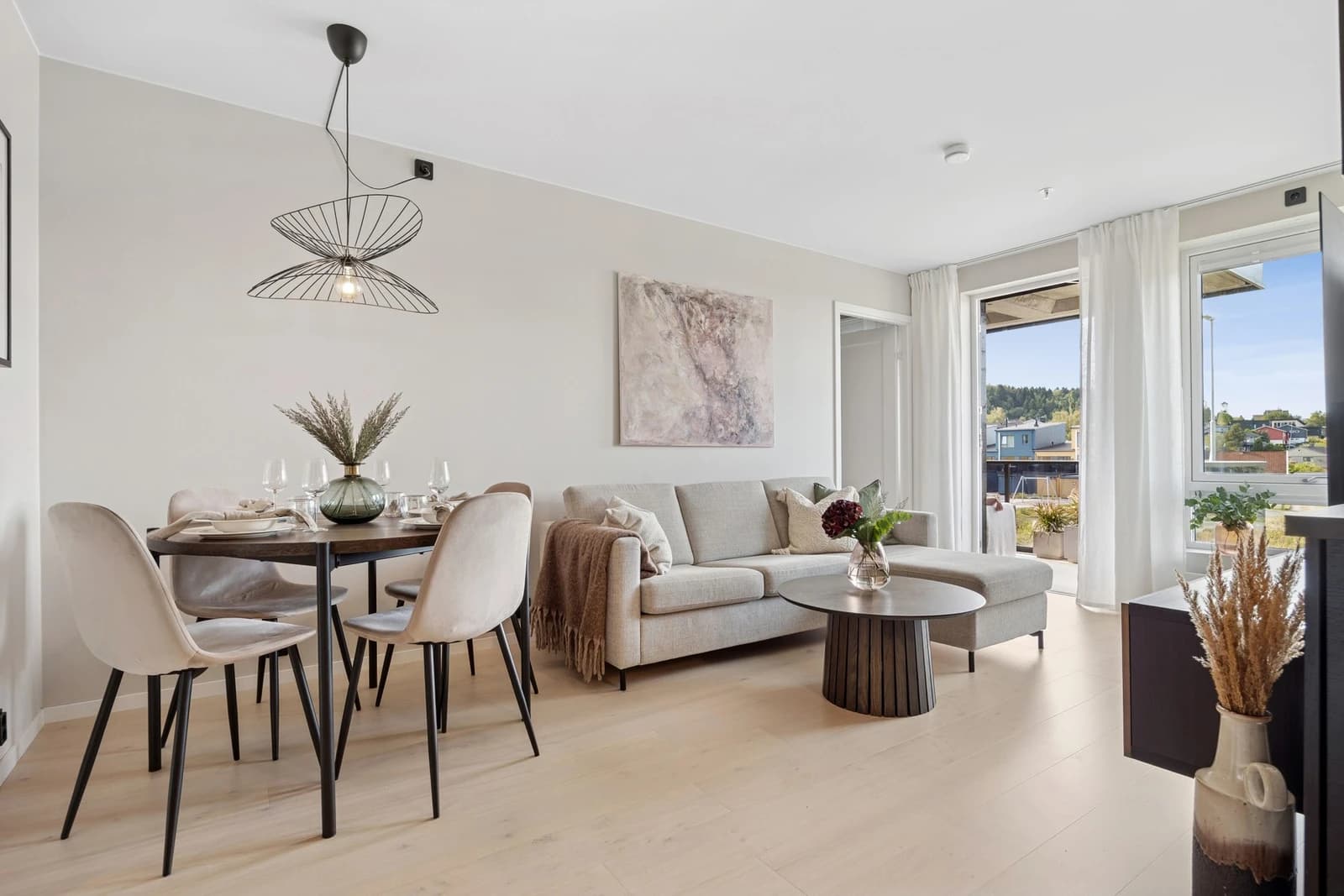 Særdeles innbydende 3-roms i attraktivt område | Kun TG1/ TG0 | Lave FK | P-plass| Balkong | Høy standard