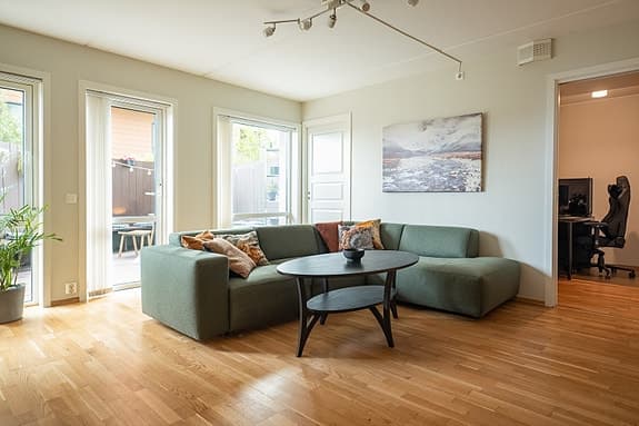 Særegen 3-roms selveierleilighet i 3. etasje, med stor privat terrasse på 22 m². 2 soverom og separat kontor. Fjernvarme