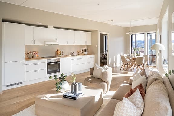 Moderne & romslig 4-roms selveier i 2. etg. på 83 m². Byggeår 2023. Solrik balkong & flott utsikt. 2 bad. Heis & P-plass