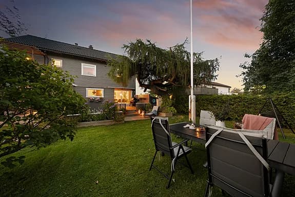FLOTT FAMILIEBOLIG MED UTSIKT OG GOD BELIGGENHET I EVENTYRBYEN |NYDELIG HAGEOMRÅDE | 3 sov | 2 stuer | Familievennlig