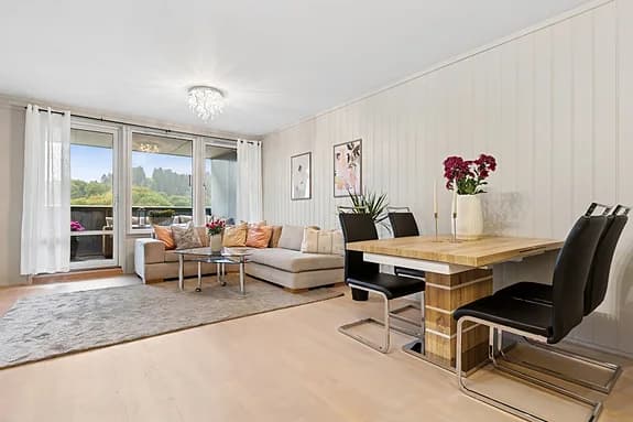 Flott 3-roms i 6.etg med herlige sol og utsiktsforhold. 2 balkonger. Parkering. Heis. Varmtvann inkl. i felleskost.