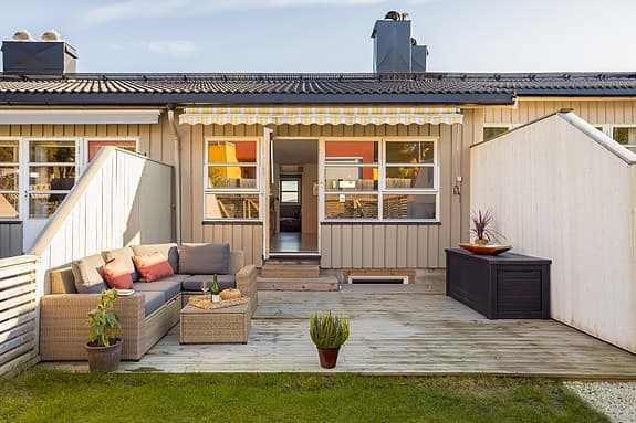 Innholdsrikt og pent rekkehus på 117 m². 3 sov. God planløsning. To uteplasser på 28,2 m². Egen hageflekk. Barnevennlig.