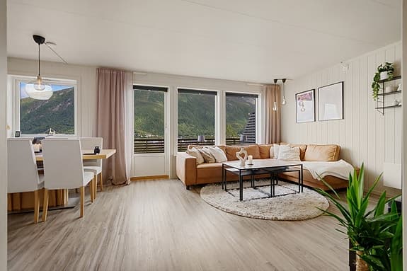 SOLGT - KONTAKT MEGLER INGVE HILSTAD DERSOM DU SKAL SELGE BOLIG-Rekkehus med fin utsikt, uteplass og praktisk planløsnin