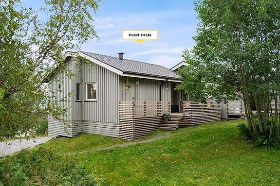 BUD MOTTATT - Enderekkehus med utsikt, solrik veranda, pent uteområde og populær beliggenhet