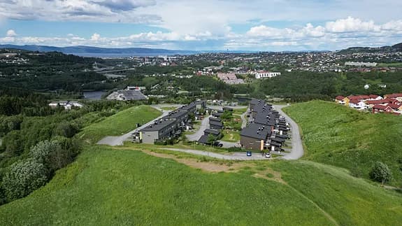 Flott selveierbolig med fantastisk utsikt over Trondheim | To uteområder | Carport | Blindgate | Skjermet beliggenhet