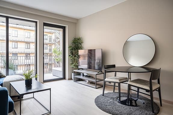 Nyoppført & påkostet 3-romsleilighet i 3. etasje på hele 52m². Sørvendt balkong. Nybygg-garanti 30. Felles takterrasse