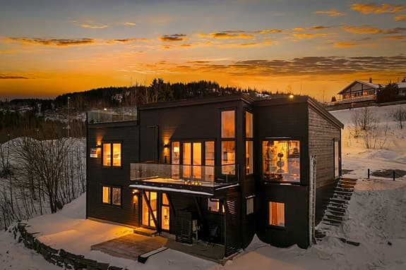Lekker funkisbolig fra 2018 med praktfull utsikt og solrike uteplasser | Påkostede materialvalg | P-plass med elbillader