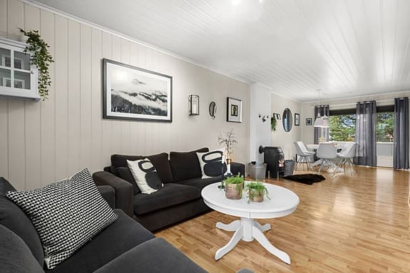 Romslig og lys 3-roms i høy 1. etasje | To balkonger | Attraktiv og sentral beliggenhet på Heimdal | Parkering