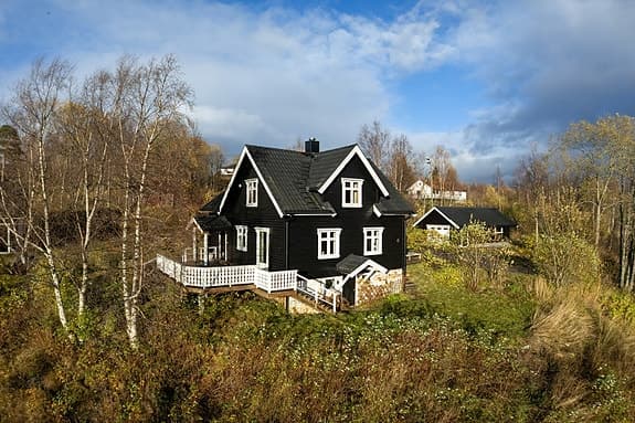 SOLGT - KONTAKT MEGLER INGVE HILSTAD DERSOM DU SKAL SELGE - Småbruk med enebolig, fjøs/stall, 2 garasjer, 14 mål tomt