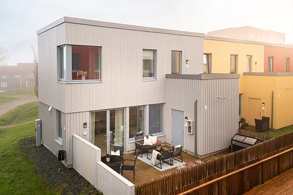 Innbydende enderekkehus fra 2021 | Parkeringsplass i kjeller m/el | Gode sol- og utsiktsforhold | Familievennlig område