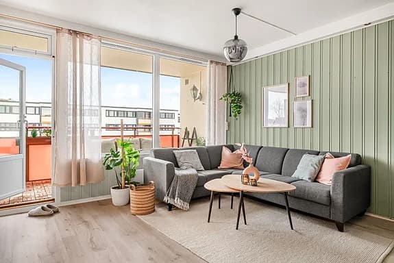 Lys og innbydende 3-roms i toppetasjen med vestvendt balkong, parkering og nærhet til marka