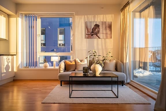 Moderne og stilren 3-roms selveierleilighet på 50m². Sørvestvendt balkong på 13m². 5. etg. Heis. TG1 på bad & kjøk.