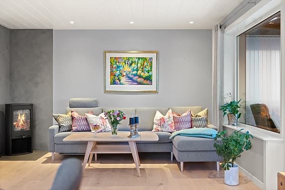 Pen andelsleilighet i 3. etg. med fantastisk utsikt, solforhold, innglasset balkong og parkering