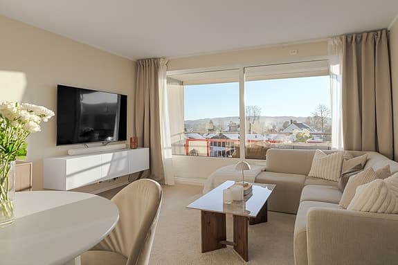 Flott og romslig 2-roms i 3. etasje med sørvestvendt balkong | Oppgradert | Veldrevet borettslag | Gratis parkering