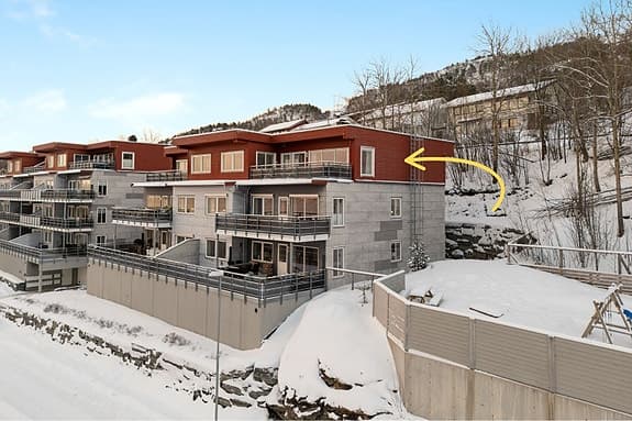 BUD MOTTATT - Romslig 4-roms selveier i 3. etg. med stor balkong, heis, garasje og flott utsikt